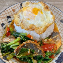 ข้าวราดคะน้าปลากระป๋อง