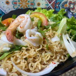 ยำมาม่าทะเล (หมึกกะกุ้ง)