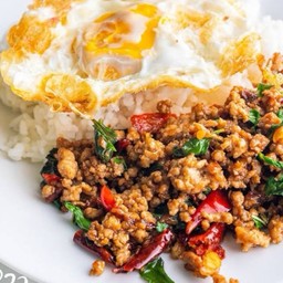 ข้าวผัดกะเพราหมูสับ + ไข่ดาวสุก