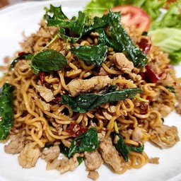 ผัดกะเพรามาม่าหมูสับ