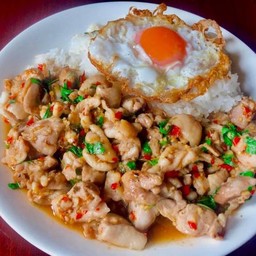 ข้าวกะเพราเนื้อสะโพกไก่ 200g ไข่ดาว