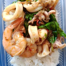 ข้าวราดกระเพราทะเล