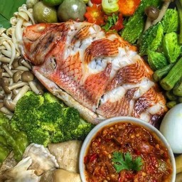 ปลาทับทิมนึ่งแจ่วผักลวก