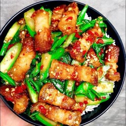 ข้าวราดคะน้าฮ่องกงหมูกรอบ