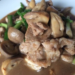 ข้าวราดผัดน้ำมันหอย