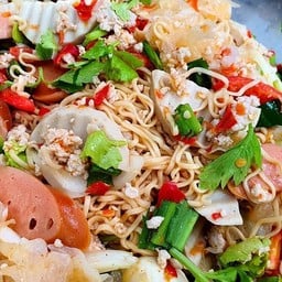กระเพราพริกแห้ง & ยำรสเด็ด (ร้านสองเรา) ซอยสุพรรณ