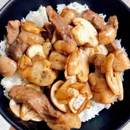 ข้าวหน้าเนื้อ Picanya ผัดเห็ดแชมปิญอง