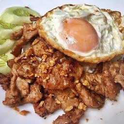 ข้าวหมูทอดกระเทียมไข่ดาว