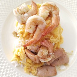ไข่ข้นกุ้ง ไส้กรอก Creamy omelette with Shrimps and sausage