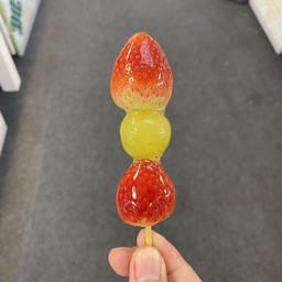 Size M  สตรอเบอร์รี่ 2  ลูก + องุ่นไซมัส 1 ลูก ( ไซด์เล็ก)