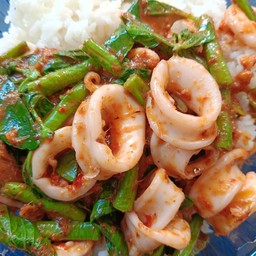 ข้าวราดพริกแกงปลาหมึก