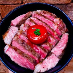 ข้าวหน้าเนื้อสเต็ก วากิวดรายเอจ 45 วัน 100g ไข่ดอง