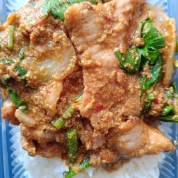 ข้าวราดหมูผัดผงกระหรี่