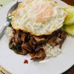ข้าวกะเพราลูกชิ้นเนื้อ