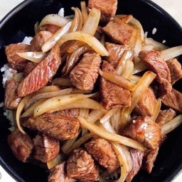 ข้าวหน้าเนื้อวากิวเต๋าผัดหอมใหญ่