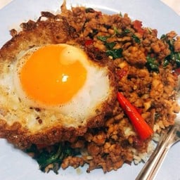 ข้าวผัดกะเพราหมูสับ + ไข่ดาวไม่สุก