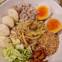 ก๋วยเตี๋ยว แซ่บแห้ง พิเศษ อิ่มจุก