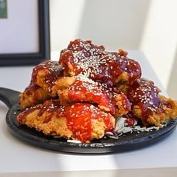 ชิคเก้นบาร์ (อกไก่ไร้กระดูกทอด) เคลือบซอสสูตรเผ็ด 3 ระดับ หรือ ซอสฮันนี่กาลิค