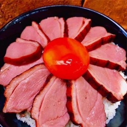 ข้าวหน้าอกเป็ดรมควัน ไข่ดอง