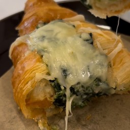 Spinach Cheese Croissant (ครัวซองต์ผักโขมอบชีส)