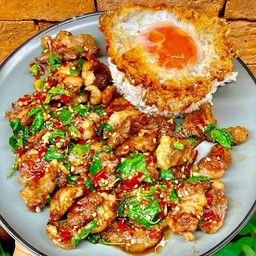 ข้าวกะเพราเนื้อโคขุนติดมัน 100g ไข่ดาว