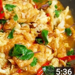 ราดข้าวไข่ข้นผัดกระเพรา