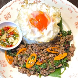 กะเพราหมูสับ ไข่ดาว