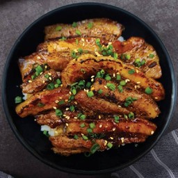 ข้าวหน้าหมูย่าง (ฟรีซุปมิโซะ)