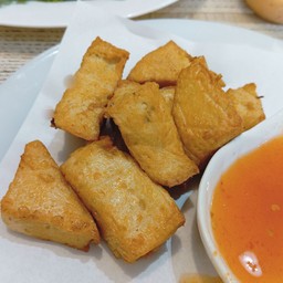 เต้าหู้ทรงเครื่องทอดน้ำมันรำข้าว 8 ชิ้น Fried tofu (new menu)