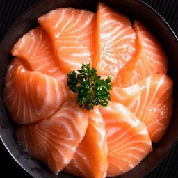 ข้าวหน้าแซลมอนสด(ฟรีซุปมิโซะ)