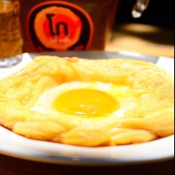 โรตีหนานุ่มไข่ราดซอสมะเขือเทศ