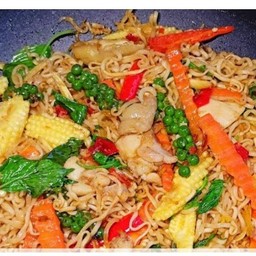 มาม่าผัดขี้เมาหมู