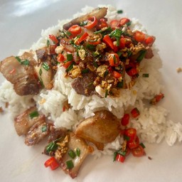 หมูสามชั้นคั่วพริกเกลือราดข้าว