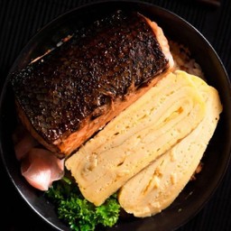 ข้าวหน้าแซลมอนย่างซีอิ้ว (ฟรีซุปมิโซะ)