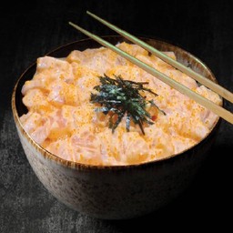 ข้าวหน้าแซลมอนซอสสไปซี่ไข่กุ้ง (ฟรีซุปมิโซะ)