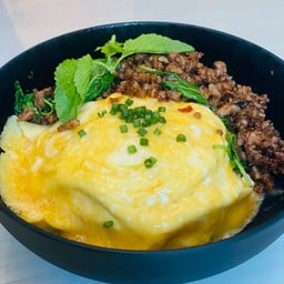 ข้าวกะเพราหมูสับ ไข่ข้น By Yuki