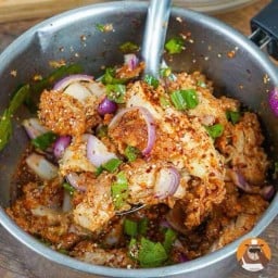 ยำไก่แซ่บ