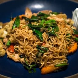 ผัดมาม่าไก่ทรงเครื่อง