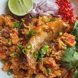 ข้าวผัดปลากระป๋อง