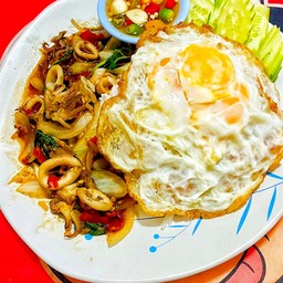 ข้าวผัดกะเพราหมึก พร้อมไข่ดาวหรือไข่เจียวุ