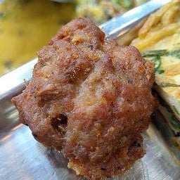 หมูก้อนหมักกะปิทอด