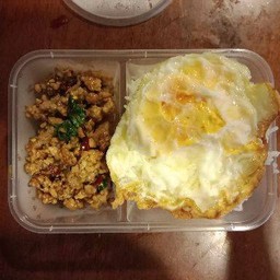 กะเพราหมูสับไข่ดาว