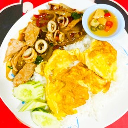 ข้าวผัดกะเพราหมึก+หมู พร้อมไข่ดาวหรือไข่เจียว