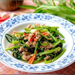 ผัดผักบุ้งไฟแดงหมูสับ(ราดข้าว)