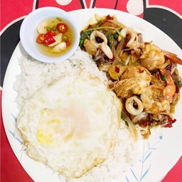 ข้าวผัดกะเพรากุ้ง+หมึก พร้อมไข่ดาวหรือไข่เจียว