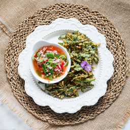 ยำผักบุ้งกรอบ