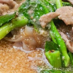 หมี่กรอบราดหน้ายอดผัก