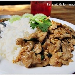 หมูชิ้นผัดกระเทียมพริกไทย