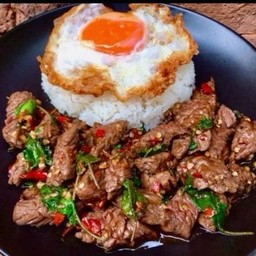 ข้าวกะเพราเนื้อ Bavette 100g ไข่ดาว