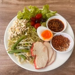 N8/ บะหมี่ผักต้มยำแห้งอกไก่ไข่มะตู